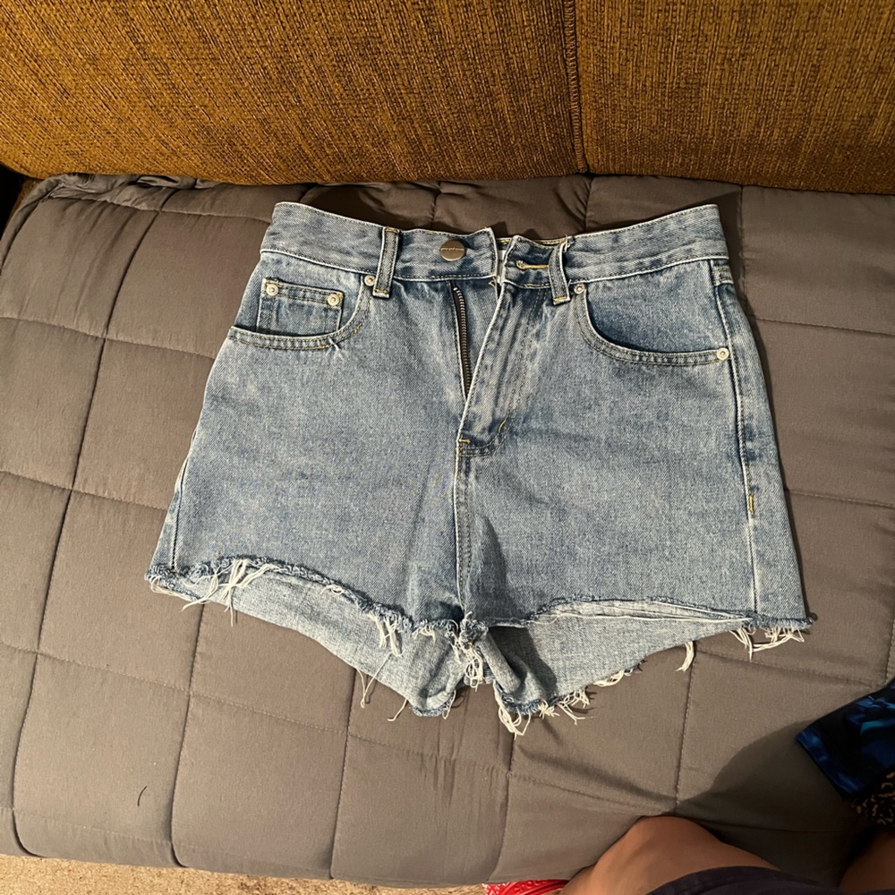 Women’s light wash high waisted denim cut off shorts. Size 26